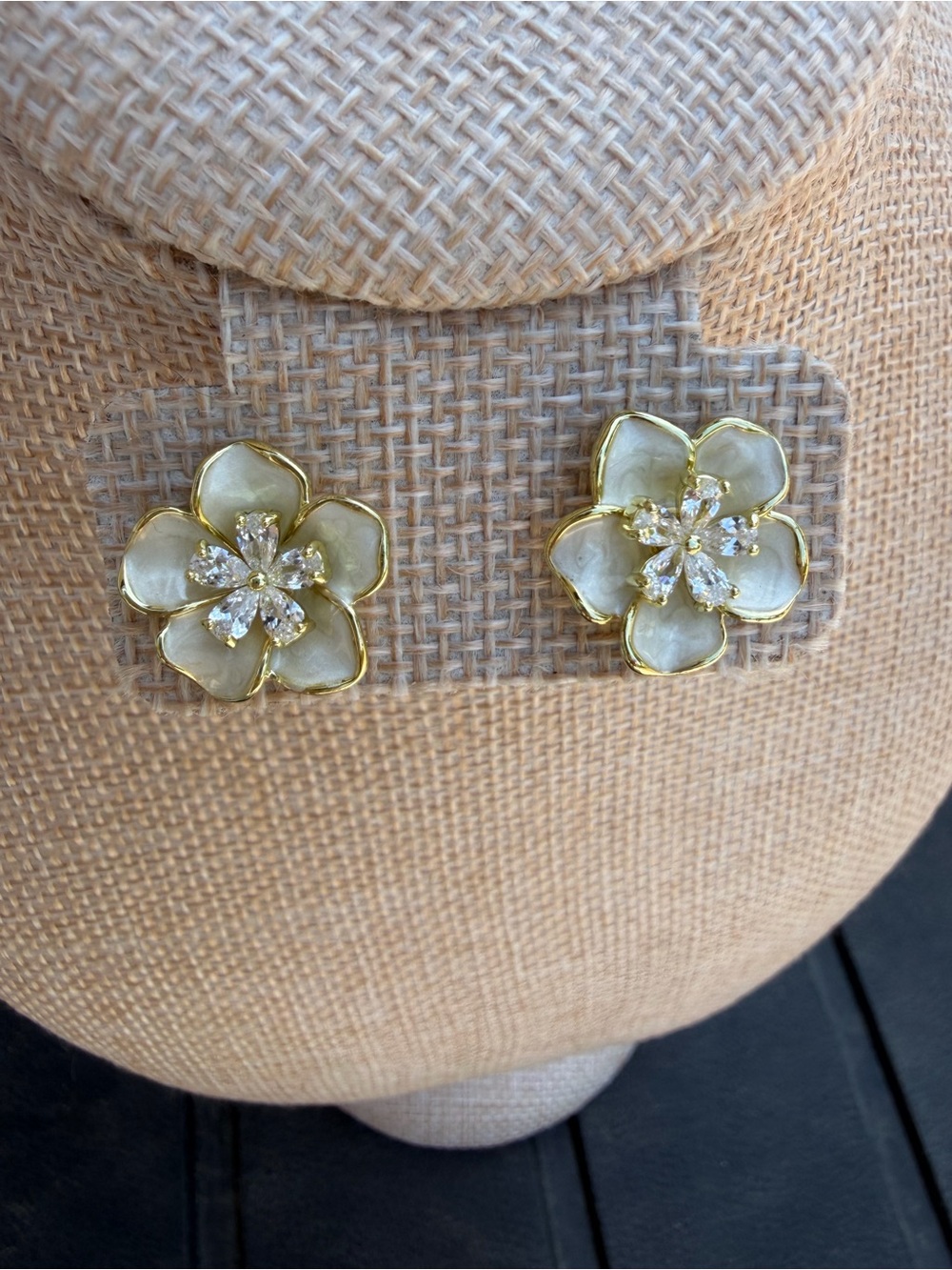New Gold-Tone White Floral Crystal Stud Earrings - Women Fashion Jewelry